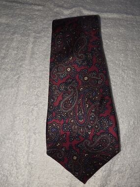 1970's Wynbrier Burgundy Paisley Tie - Classic Formal Accessory